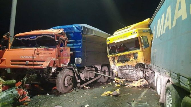 В ДТП с участием двух грузовых авто и «Нивы» на трассе «Дон» погибли двое