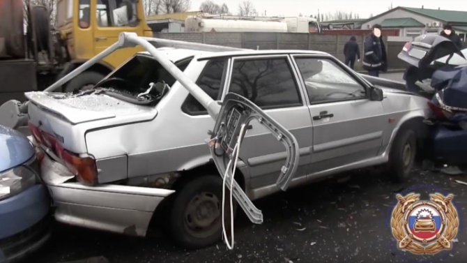 В Калининграде нетрезвый водитель врезался в столб и в пять припаркованных автомобилей