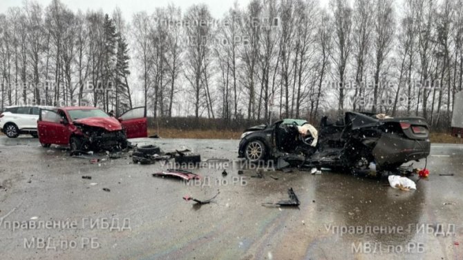 На трассе в Башкирии столкнулись три автомобиля: один человек погиб, 5 пострадали