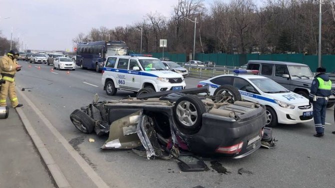 Во Владивостоке после столкновения двух «Тойот» одна опрокинулась. Погиб водитель