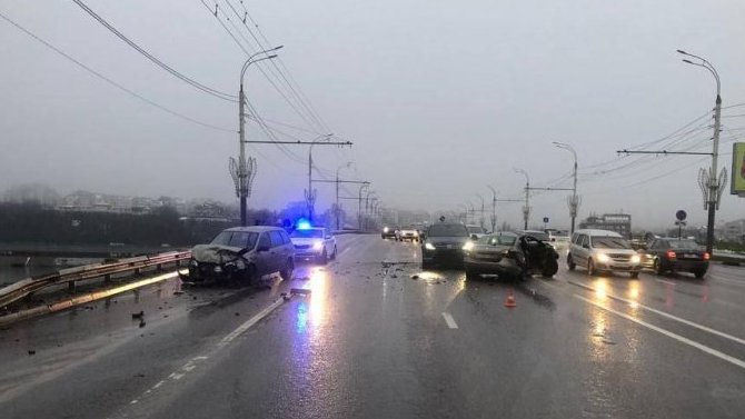 Число пострадавших в массовом ДТП на Чернавском мосту в Воронеже выросло до четырех