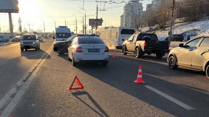 В Воронеже столкнулись иномарка и автобус, пострадали автомобилистка и 4-летний ребенок
