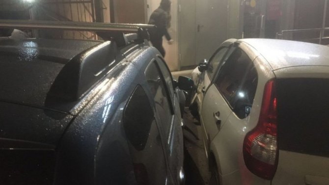В Саратове машины после столкновения вылетели на тротуар, пострадали четверо пешеходов, в том числе двое детей