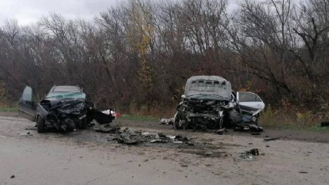 В лобовом ДТП на трассе Новочеркасск - Каменоломни погибли двое, пострадали четверо. Среди пострадавших - двое детей
