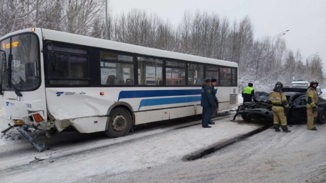 В Тобольске столкнулись иномарка и рейсовый автобус, один человек погиб, трое пострадали