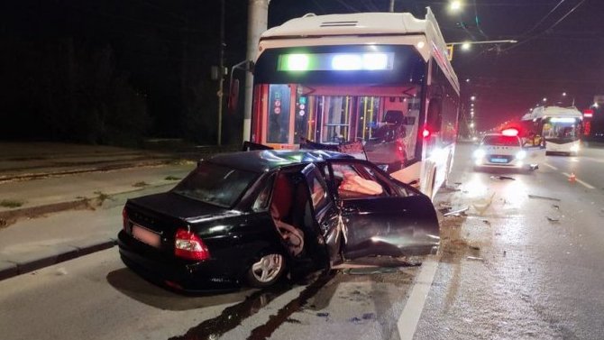 В Волгограде «Приора» на встречке столкнулась с троллейбусом, погибли двое