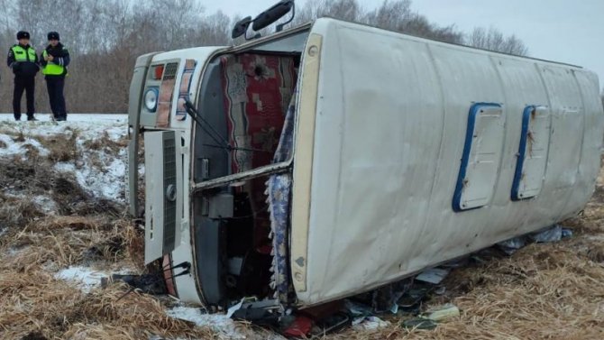 Рейсовый автобус опрокинулся в Новосибирской области, погибла 7-летняя девочка