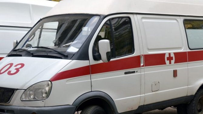 В Крыму карета скорой помощи врезалась в стоящий грузовик