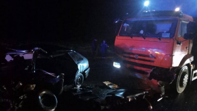 В Татарстане КамАЗ врезался в ВАЗ, стоявший на дороге после ДТП, один человек погиб