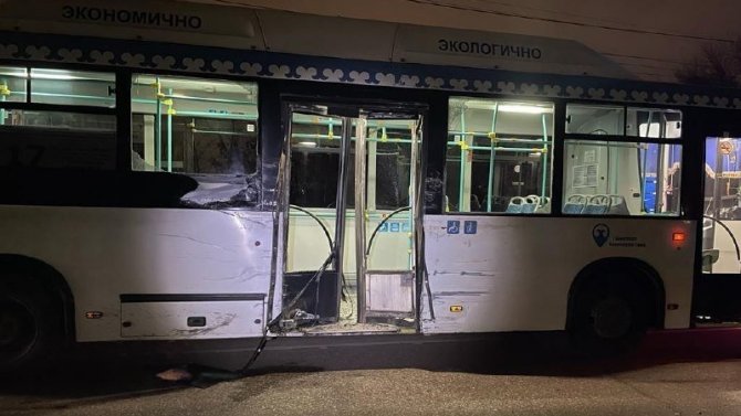 Маршрутный автобус и фура столкнулись в Стерлитамаке, пострадали двое
