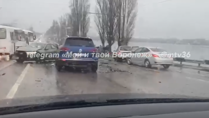 Четыре автомобиля стали участниками массового ДТП на Чернавском мосту в Воронеже. Известно об одном пострадавшем
