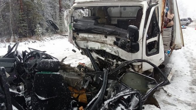В лобовом столкновении иномарки и грузовика на трассе Курган - Тюмень погибли трое