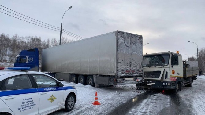 В ДТП с участием трех большегрузов на трассе в Ачинске пострадал пассажир