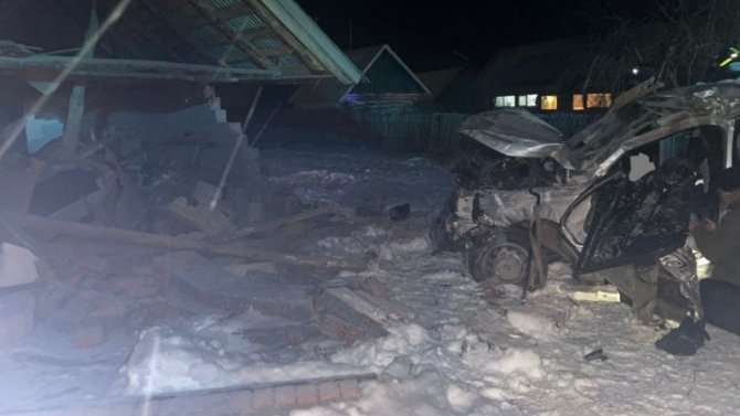 В Башкирии «Лада» врезалась в гараж, погибли два человека