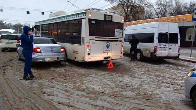 Автобус, микроавтобус и легковой автомобиль столкнулись в в Уфе, пострадала пассажирка
