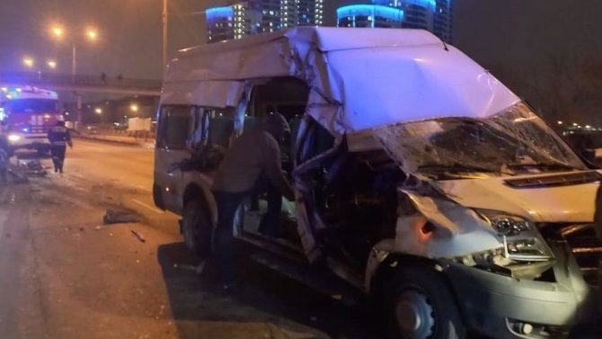 В Екатеринбурге маршрутка столкнулась с грузовиком, пострадали пассажиры