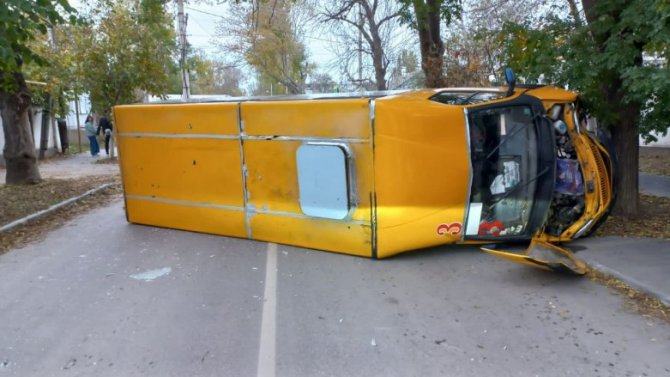 В Керчи в результате ДТП опрокинулся автобус. Количество пострадавших уточняется