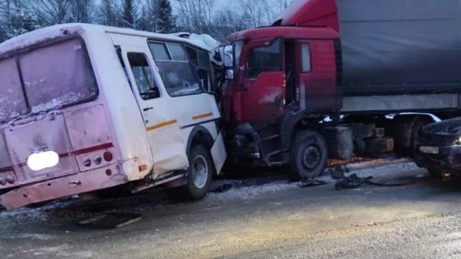 На трассе «Урал» столкнулись грузовик и автобус с вахтовиками. Один пассажир погиб, пятеро пострадали