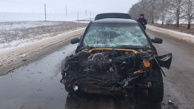 В Татарстане «Нива» на «встречке» столкнулась с «десяткой», один водитель погиб, второй пострадал