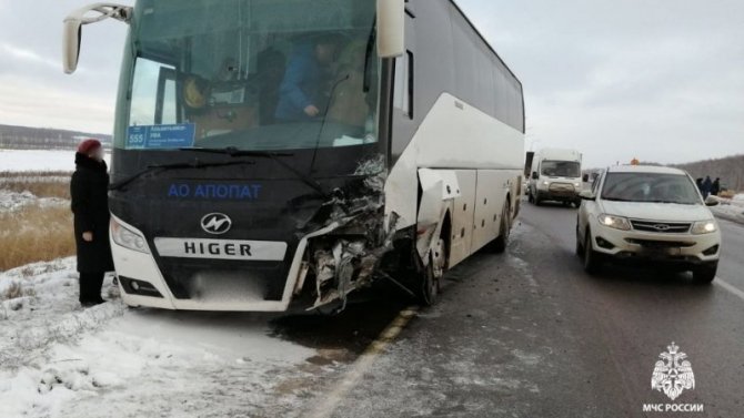 В ДТП с участием автобуса и кроссовера на трассе «Урал» погиб один человек