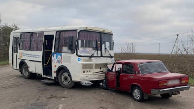 В Воронежской области столкнулись пассажирский автобус и легковой автомобиль
