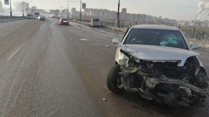 В аварии с участием четырех иномарок в Новосибирске пострадали два водителя