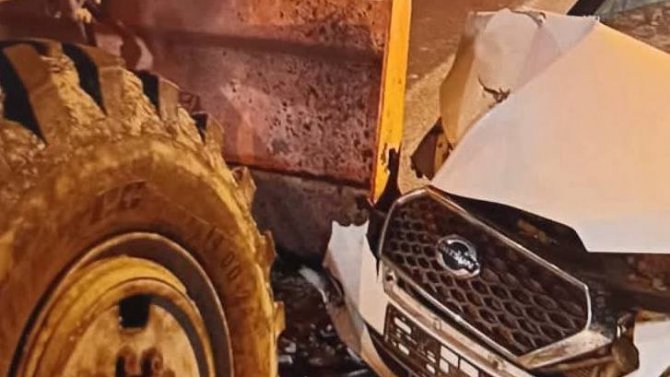 В Омске иномарка столкнулась с трактором, один человек пострадал