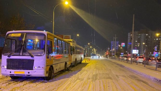 В Екатеринбурге троллейбус въехал в автобус, пострадала юная пассажирка
