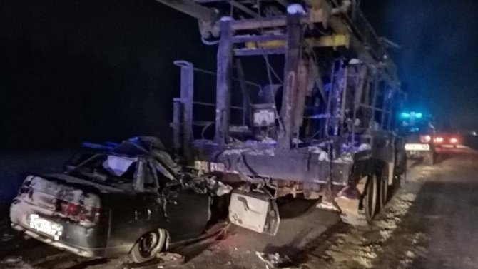 В ночном ДТП с участием грузовика на трассе в Башкирии два человека погибли, трое пострадали
