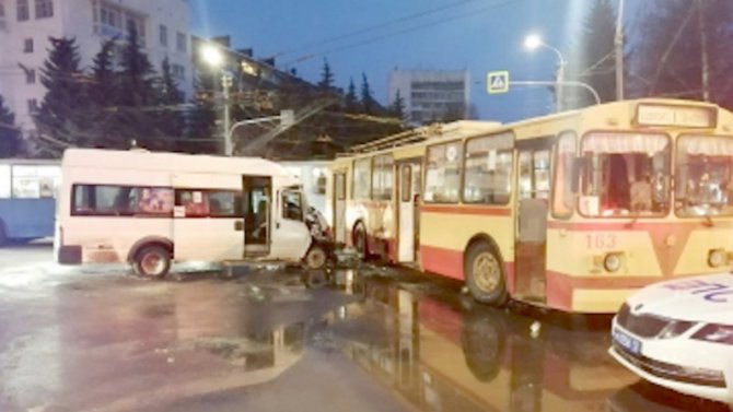 В Йошкар-Оле столкнулись троллейбус и пассажирский микроавтобус, пострадали 14 человек