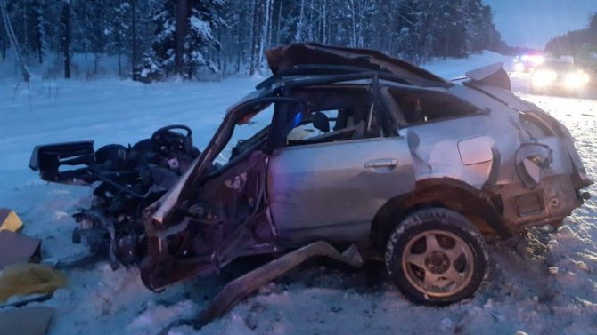 На трассе Томск — Югра столкнулись фура и легковой автомобиль, погибли три человека