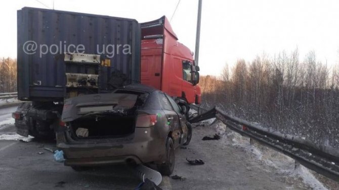На трассе Тюмень — Ханты-Мансийск «Киа» столкнулась со встречным грузовиком, водитель погиб