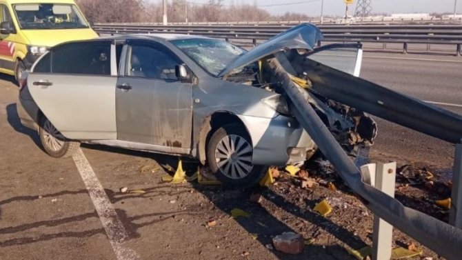 В Воронежской области легковой автомобиль врезался в барьерное ограждение, пострадали двое