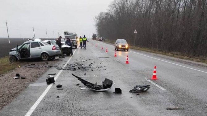 В ДТП с двумя легковыми автомобилями и грузовиком на Кубани один человек погиб, трое пострадали