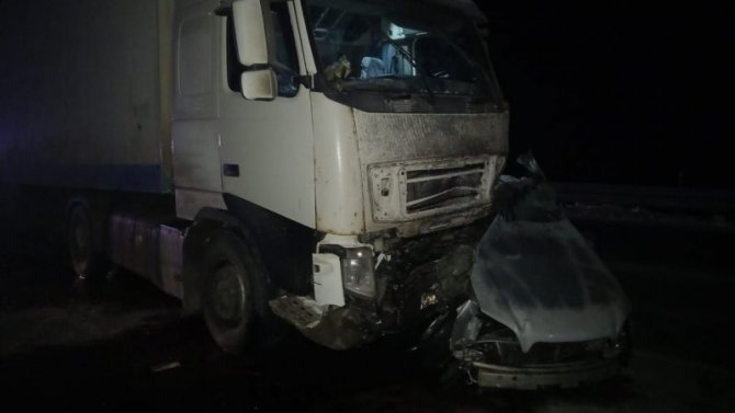 На трассе в Новосибирской области «Субару» столкнулся с грузовиком, один человек погиб, пострадали трое