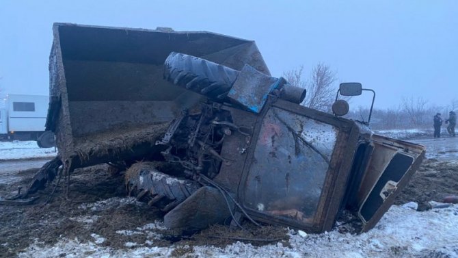 Грузовик и трактор столкнулись в Воронежской области, пострадал тракторист