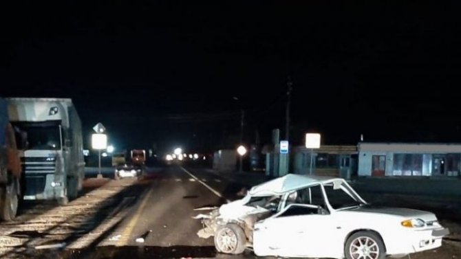 Маршрутка и ВАЗ столкнулись на трассе в Ставрополье, пострадал один человек