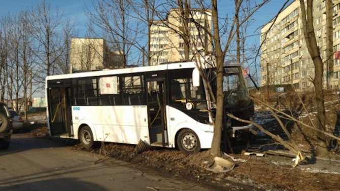 В ДТП с маршруткой во Владивостоке пострадали женщина и 11-месячный ребенок