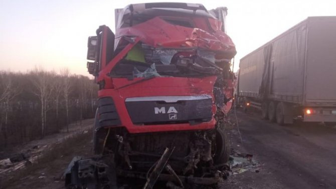 В Воронежской области в ДТП с участием трех большегрузов пострадали два водителя