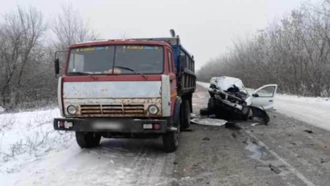 «Лада» врезалась в стоящий КамАЗ на трассе в Ульяновской области, один человек погиб