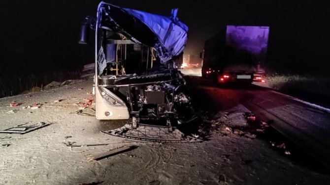 На трассе Тюмень — Омск столкнулись автобус и КамАЗ, оба водителя погибли