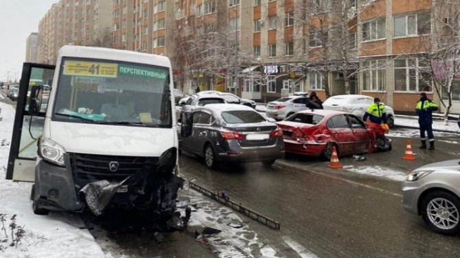 В Ставрополе столкнулись BMW и маршрутка, травмы получили два пассажира