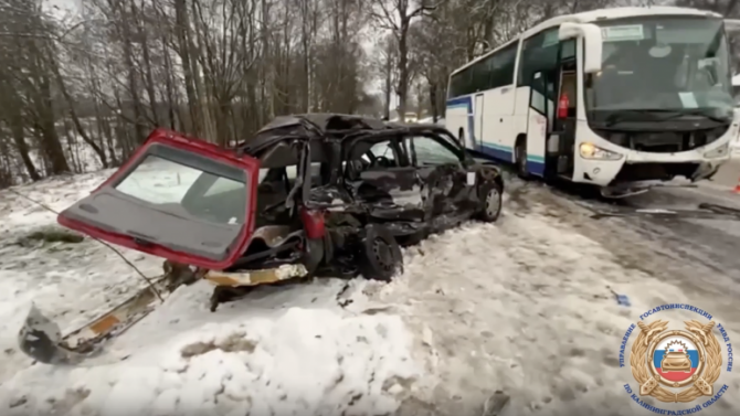 Под Калининградом столкнулись «Форд» и рейсовый автобус, погибла пассажирка