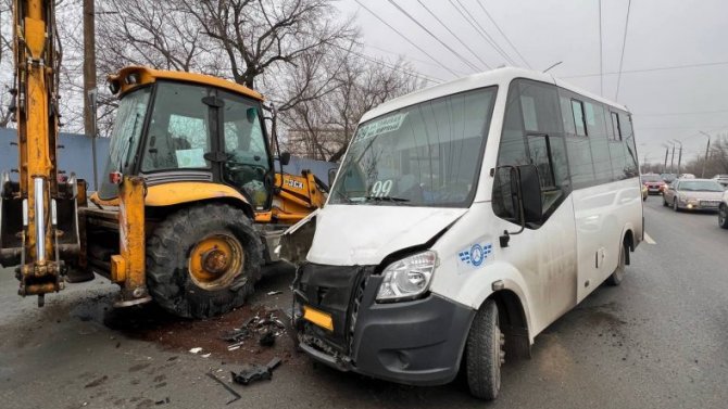 В ДТП с маршруткой и трактором в Саратове пострадали 5 человек