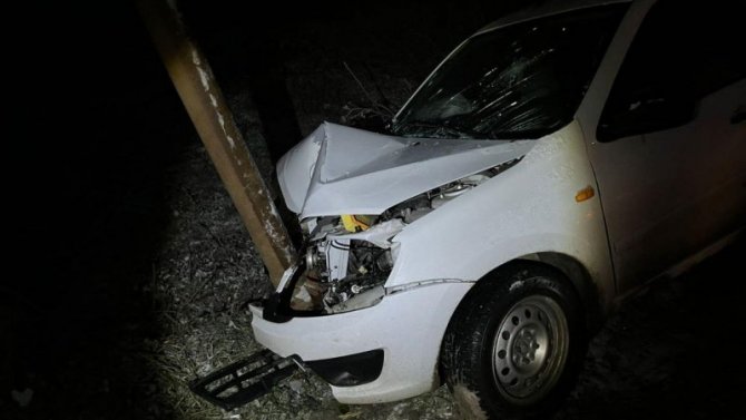 На Ставрополье «Лада» врезалась в столб, пострадал водитель