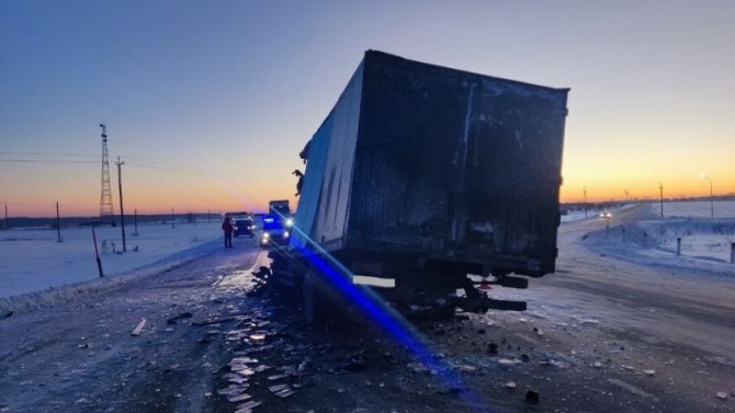 «ГАЗель» и КамАЗ столкнулись на трассе в Тюменской области, один из водителей погиб