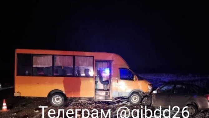 На Ставрополье «Лада» столкнулась с инкассаторской машиной, затем с пассажирской «ГАЗелью» и съехала в кювет. Водитель погиб