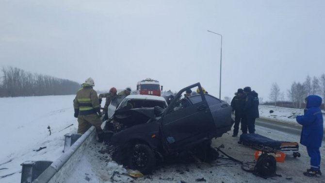 Три автомобиля столкнулись на трассе в Башкирии, погибли два человека, четверо пострадали