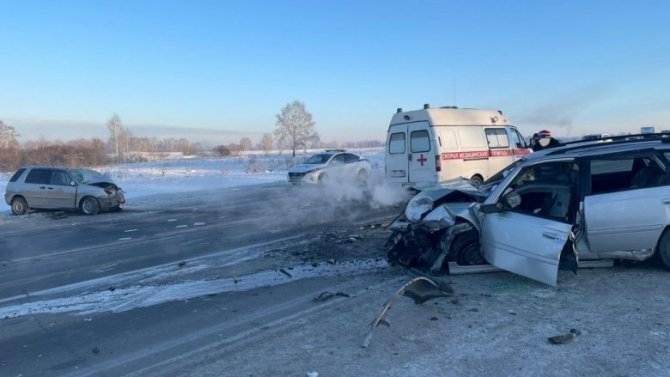 На трассе в Новосибирской области столкнулись две «Тойоты», один человек погиб, один пострадал