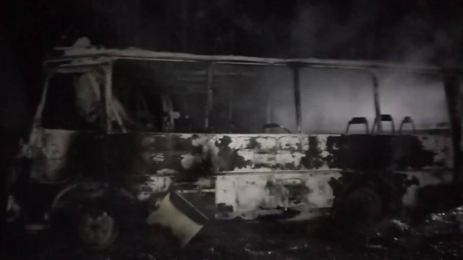 Автобус с вахтовиками врезался в лесовоз и загорелся в Томской области